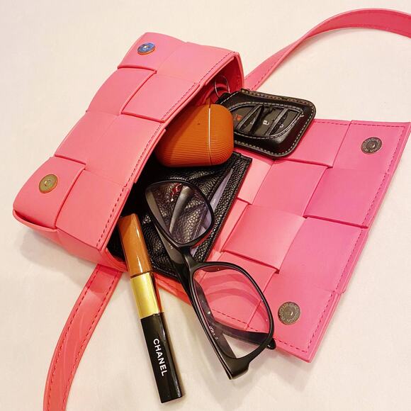 Bubble Gum Pink Candy Cube Woven Sling Crossbody Bag - Picture 2 of 5